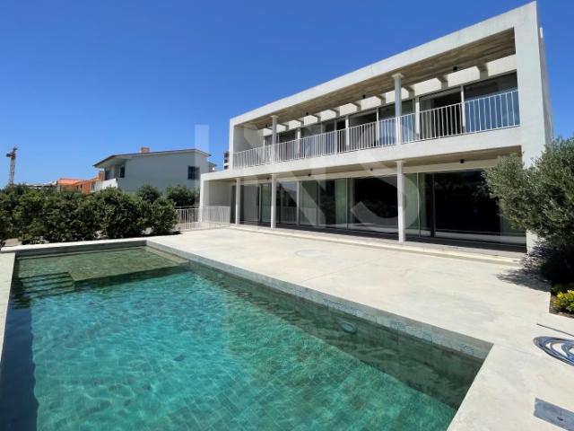 Moradia Contemporânea T4+1, jardim e piscina no Junqueiro perto da praia em Carcavelos