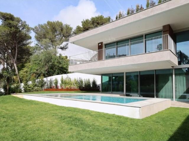 Moradia contemporânea T4 com piscina e jardim em Cascais