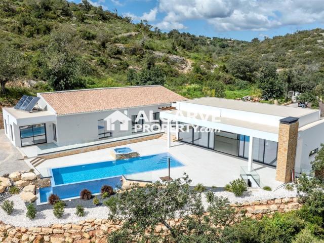 Moradia Contemporânea T4 com Vistas Incríveis à Venda no Alg. 500m² Loulé São Sebastião