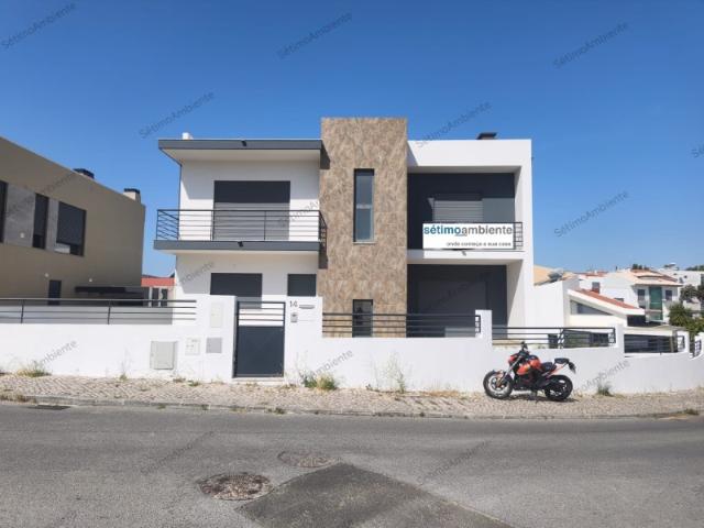 Moradia Contemporânea T5 | Em Renovação | 296 m² de Construção | Almada