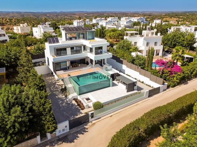 Moradia Contemporânea Tavira Algarve | Quinta do Perogil | 2025 | Amplas áreas exteriores | Piscina | Vista mar | Elevador