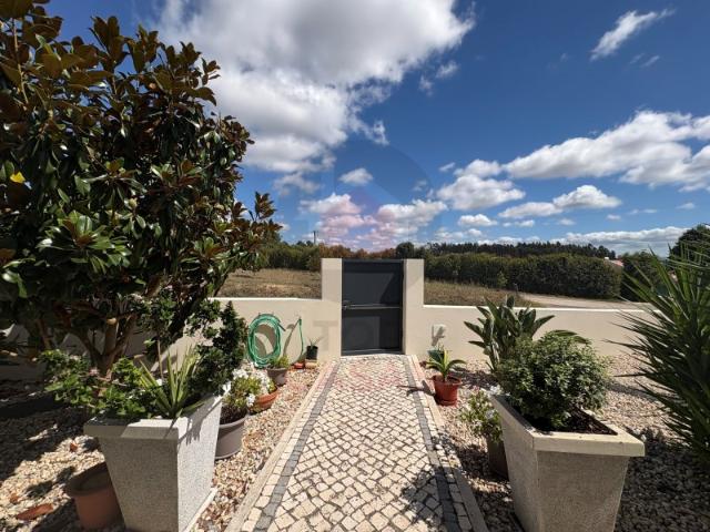Moradia Contemporânea Térrea com Piscina Aquecida e terreno na Costa de Prata