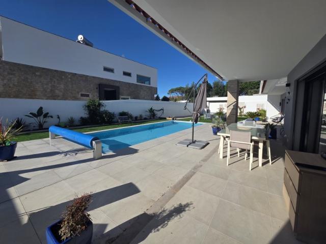 Moradia Contemporânea Térrea com Piscina e Garagem Nadadouro Caldas da Rainha