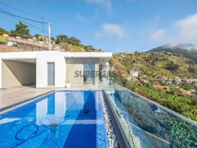 MORADIA CONTEMPORANEA TIPOLOGIA T2 COM PISCINA E VISTA DESLIMBRANTE PARA O MAR