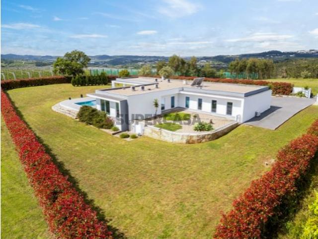 Moradia contemporânea V3 com piscina, garagem e grande jardim próximo de Alcobaça Costa de Prata