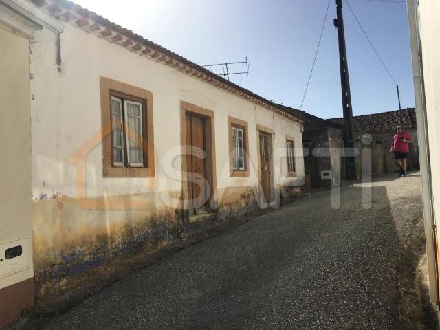 Moradia dupla para recuperar em Torre, Casais da Alviobeira. 105m² Nespereira e Casais