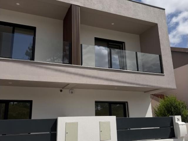 Moradia Duplex T3 Geminada, com piscina, excelente localização e espaço exterior