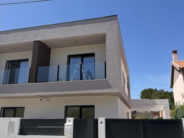 Moradia Duplex T3 Geminada, pronta a escritura a curto prazo, excelente localização e espaço exterior