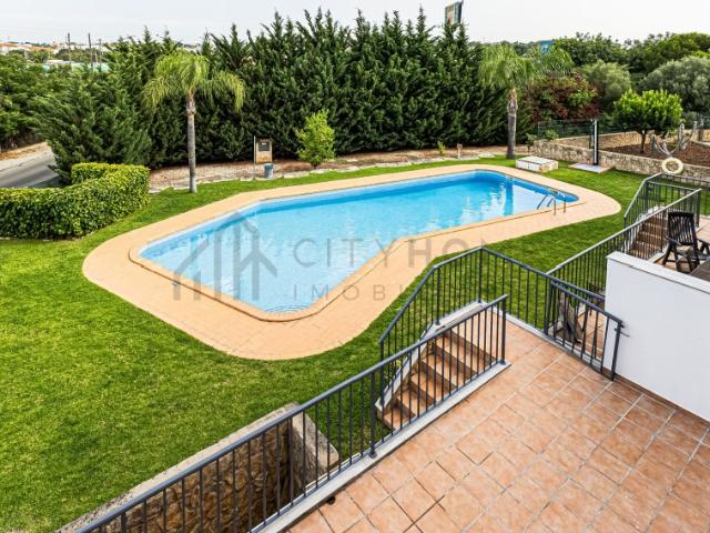 Moradia Duplex com 3 quartos, garagem e piscina