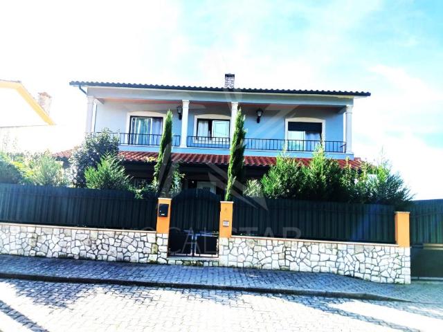 Moradia Duplex como nova T5 com piscina e jardim 270m² Moita