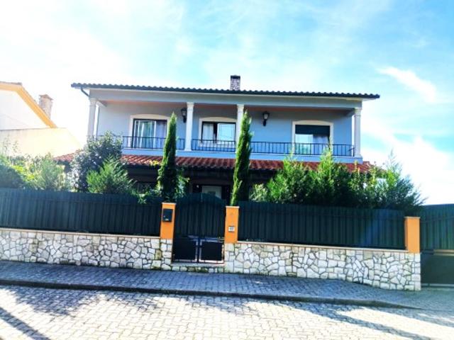 Moradia Duplex como nova T5 com piscina e jardim