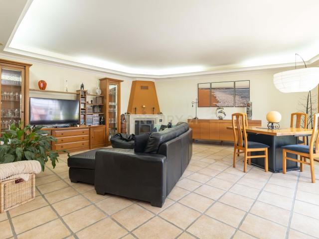 Moradia duplex de 5 assoalhadas com cave em Azeitão