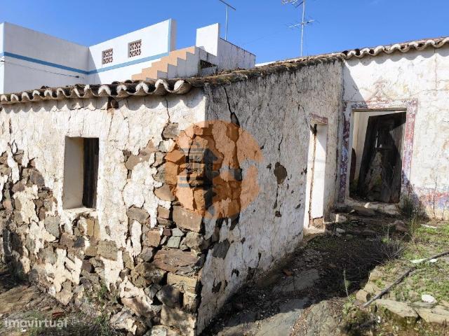 MORADIA DE ALDEIA EM RUINAS PARA DEMOLIR OU RECONSTRUIR COM T.