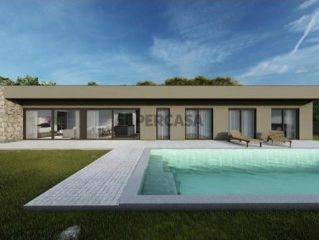 Moradia de arquitetura moderna com jardim e piscina