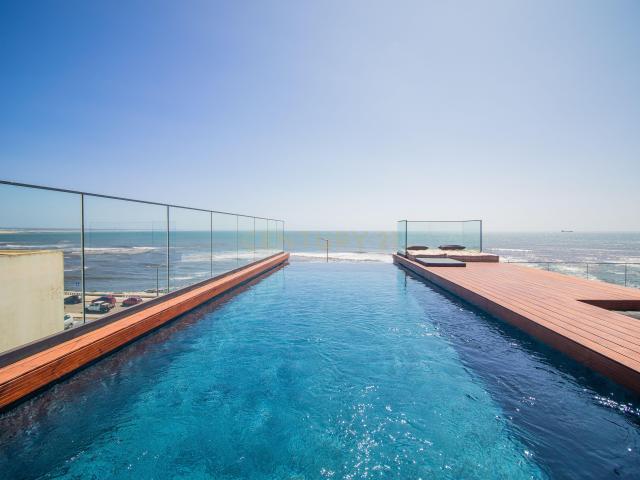 Moradia de Arquitetura Contemporânea | Primeira Linha de Mar