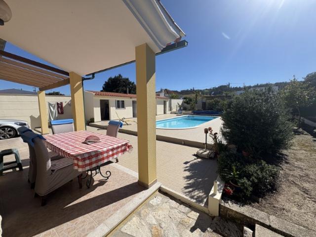 MORADIA DE ARQUITETURA TRADICIONAL PORTUGUESA COM PISCINA PRIVADA PRÓXIMA DE SÃO MARTINHO DO PORTO