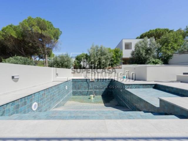 Moradia de Arquitectura Moderna de tipologia T3 na zona de Barcarena, com Piscina e Jardins!