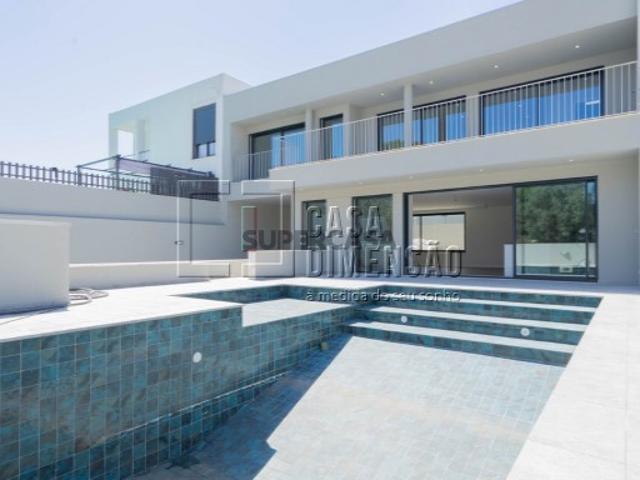 Moradia de Arquitectura Moderna de tipologia T3 na zona de Barcarena, com Piscina e Jardins!