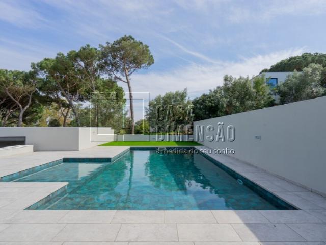 Moradia de Arquitectura Moderna de tipologia T3+1 em Oeiras com Piscina e Jardins!