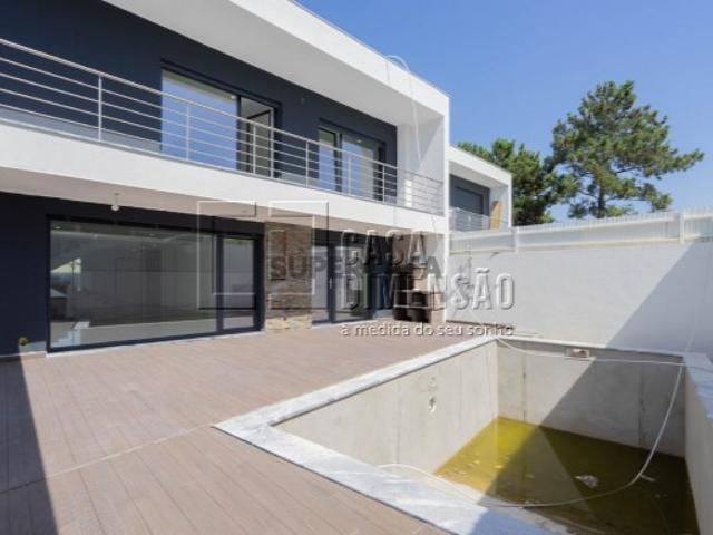 Moradia de Arquitectura Moderna de tipologia T4 na zona da Marisol/Valadares, com Piscina e Jardins!