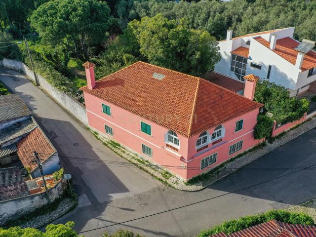Moradia de charme T5 com Garagem e Terreno em Abrunheira, Sintra