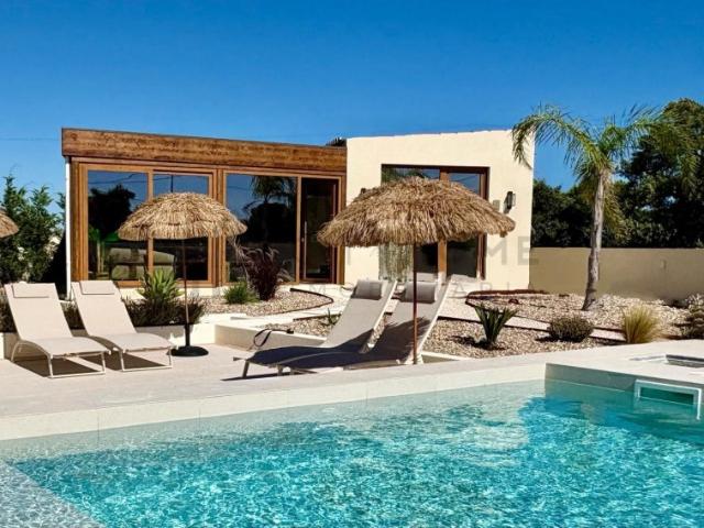 MORADIA DE CHARME COM 4 SUITES INDEPENDENTES E PISCINA