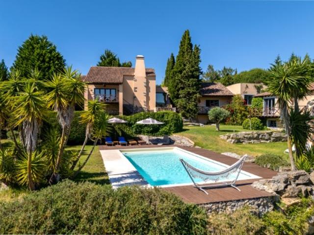 Moradia de charme com um belíssimo jardim e vistas amplas de campo