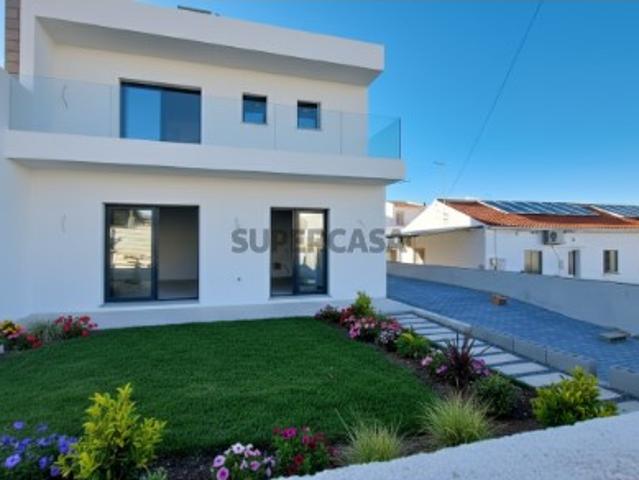 Moradia de Design Contemporâneo em Construção Algoz, Silves