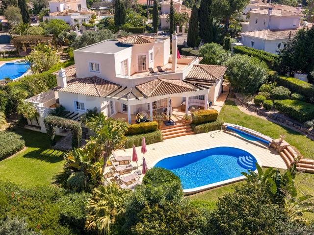Moradia de Destaque com 3 Quartos, Piscina Aquecida e Vista Mar | Presa de Moura, Algarve