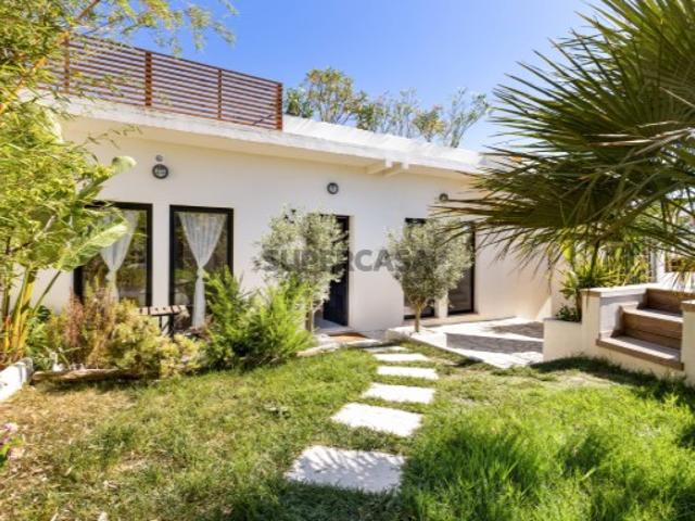 Moradia de exceção estilo Ibiza com rooftop e vista mar & Tejo
