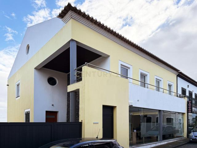 Moradia de Elevada Qualidade no Coração da Praia da Vitória – Vista sobre Baía da Praia da Vitória e Excelente Potencial de Investimento