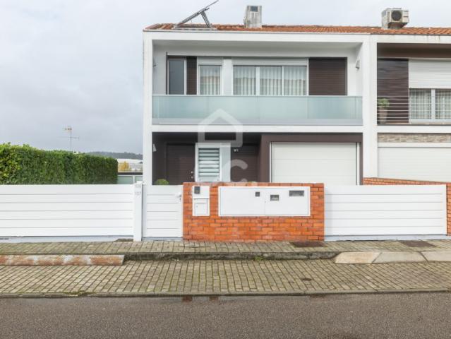 Moradia de Gaveto T3 em Ribeirão