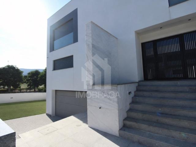 Moradia de Gaveto T3 Nova com 3 Suites | Pronta a Habitar | S. Pedro Este Braga