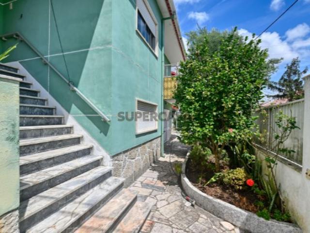 Moradia de gaveto com jardim, sotão e anexo Porto Salvo Oeiras