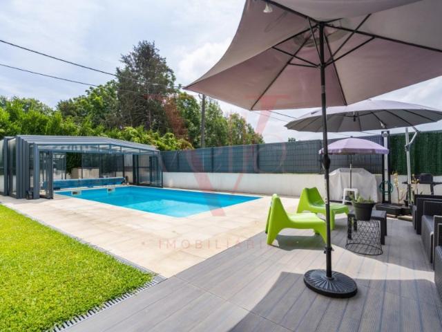 Moradia de Gaveto com piscina