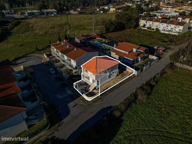 Moradia de gaveto em estado de obra avanada em Turiz, Vila Verde