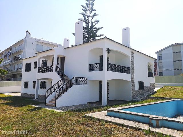 Moradia de grandes dimenses com amplo espao exterior localizado na C