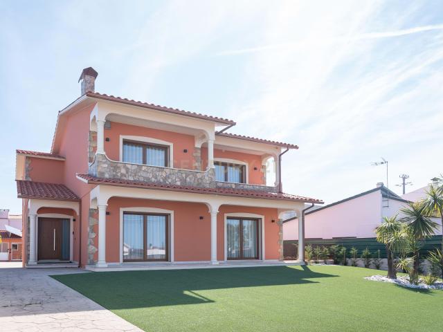 Moradia de Luxo com Piscina Aquecida e Jacuzzi Junto à Praia da Vieira