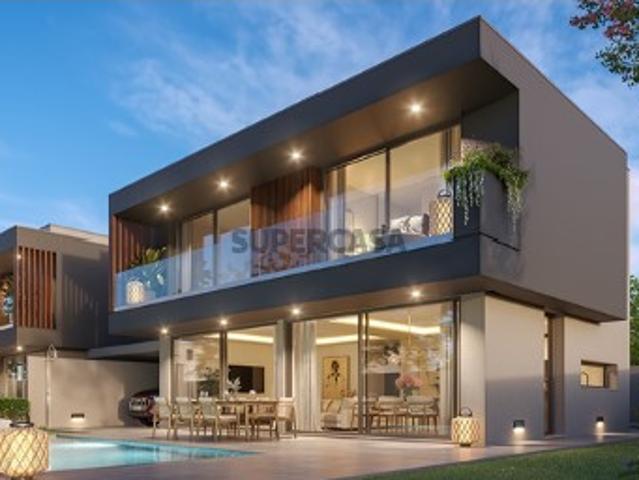 Moradia de Luxo com Piscina e Estacionamento no Murtal