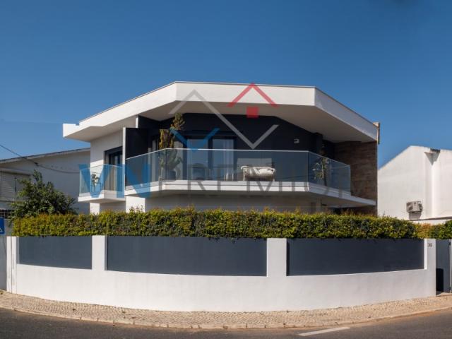 Moradia de Luxo com Piscina no Coração de Cascais