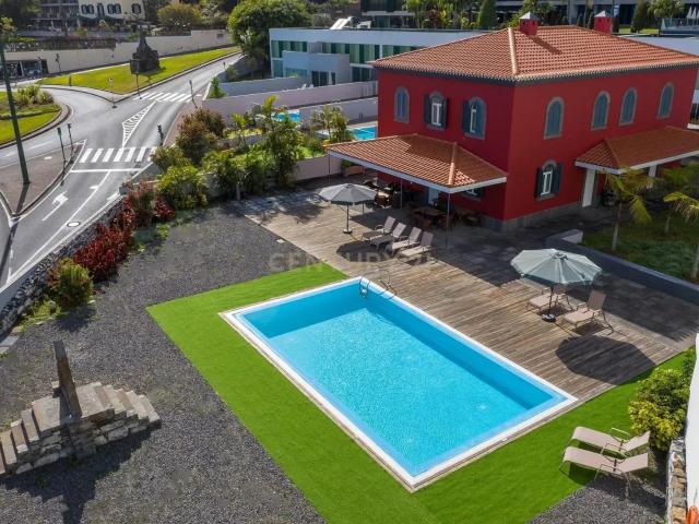 Moradia de Luxo com Piscina na Estrada Monumental – Funchal