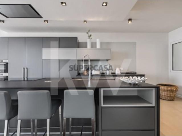 Moradia de Luxo com Quatro quartos, Ginásio e Piscina no Funchal