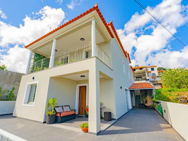 Moradia de Luxo com Vista Mar em Santa Cruz – Madeira