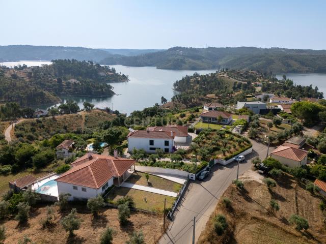 Moradia de Luxo com Vista Panorâmica sobre o Castelo do Bode e Piscina Privada