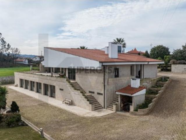 Moradia de luxo com 4 suites, piscina interior e court de ténis