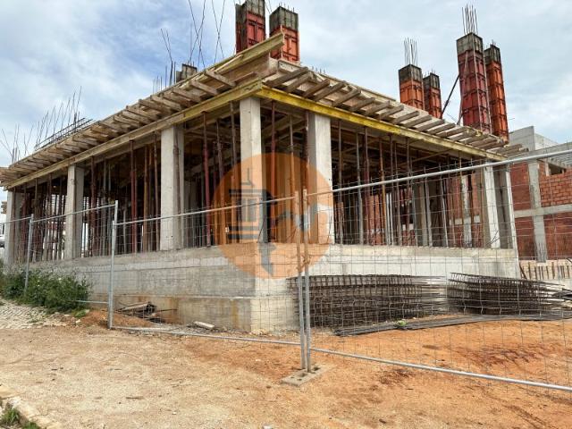 Moradia de Luxo com 4 Quartos, Piscina e Acabamentos Premium Perto da Praia