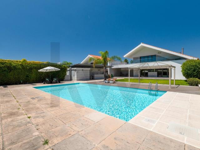 Moradia De Luxo Com 6 Suites, Piscina E 1.875 M² De Terreno. 302m² Corroios