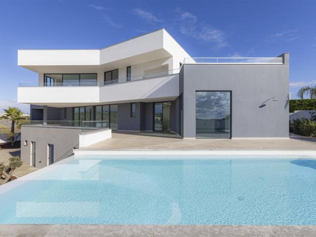 Moradia de Luxo em Lagos – Design Contemporâneo e Vistas de. 550m² Lagos São Sebastião e Santa Maria