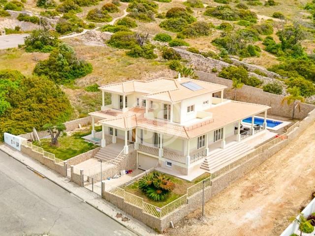 Moradia de luxo equipada com ampla garagem, jardins e piscin. 220m² Albufeira Olhos de Água