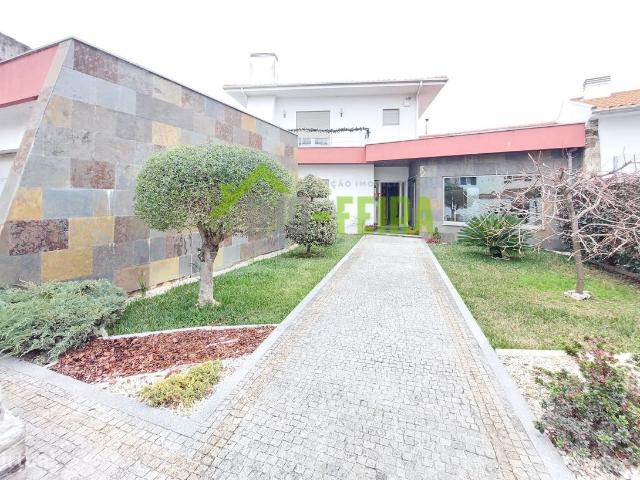 Moradia de Luxo, Escapes